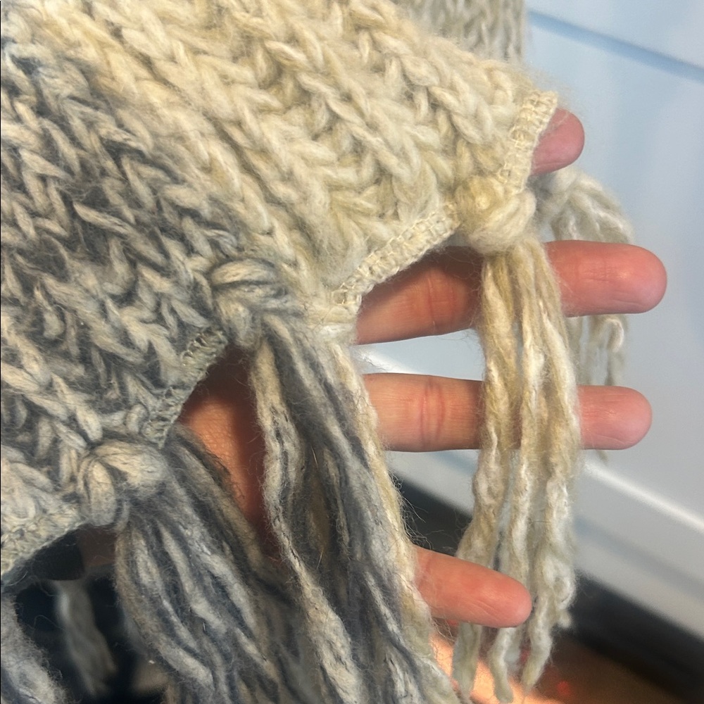 Handmade 2 Chic Knit Scarf in Gray and Cream - Picture 4 of 6